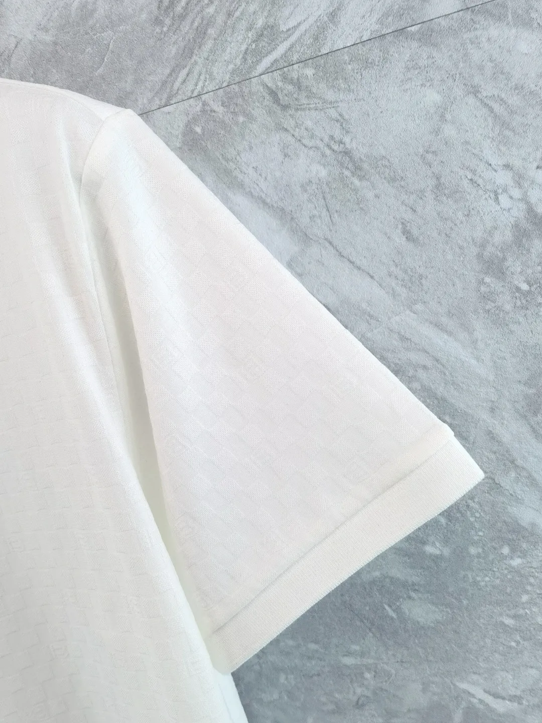 Premium Quality Balmain spring and summer full jacquard lapel short sleeves. This short sleeve is made of Tencel➕cotton fabric, with double jacquard all over. It is carefully made and the upper body is refreshing! Update your casual look. Exquisite tailoring, complete with three-label accessories. It is indeed very heavy-duty. It is a fashionable item. It is decorated with the brand LOGO on the front. It is genuine YB customized fabric and will never be faked. This piece looks really good when worn! Looks great with any combination! No gender distinction, same style for men and women Color: Black White Size: M L XL XXL XXXL
